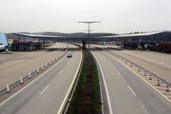 Hromadná nehoda zablokovala dálnici D5 na Prahu, jeden mrtvý
