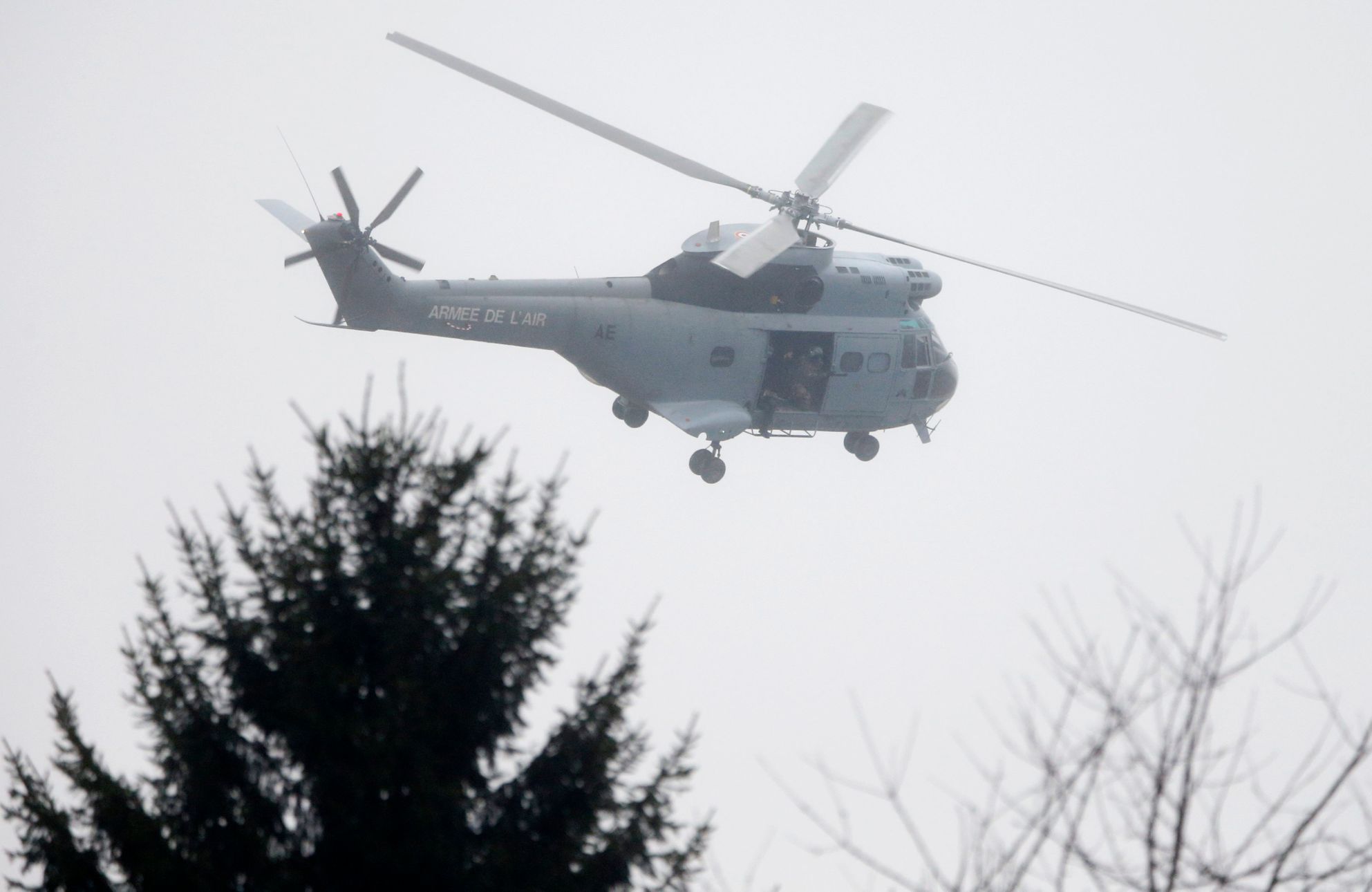 Hon na teroristy - vrtulník nad Dammartin-en-Goele