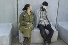 Izraelská vojákyně pózovala s palestinskými zajatci