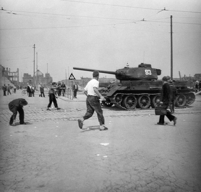 Demonstranti proti sovětským tankům. Záběr z povstání 16. června 1953 ve Východním Berlíně.