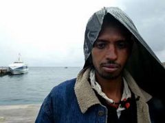 Fotbal dává Africe zaponemout na problémy,které ji sužují. Tisíce lidí miří za výdělkem nelegálně do Evropy. Na snímku uprchlík na italském ostrově Lampedusa.