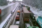 Hromadná nehoda zablokovala dálnici D1 u Brna. Hasiči se kvůli sněhu na místo dostávají s obtížemi