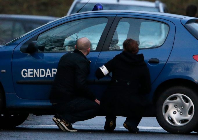 Komunikace policistů ve finále zásahu v průmyslové zóně v Dammartin-en-Goele.