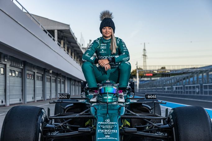 Jessica Hawkinsová při testech monopost F1 Aston Martin