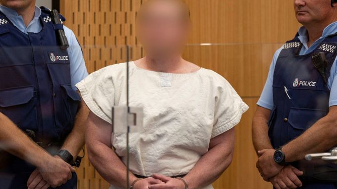 Podezřelý z útoku na mešity na Novém Zélandu stanul před soudem
