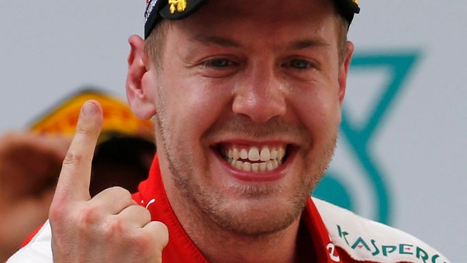 Prohlédněte si fotografie z dramatické Velké ceny Malajsie formule 1, která přinesla Sebastianu Vettelovi první triumf v kokpitu Ferrari.