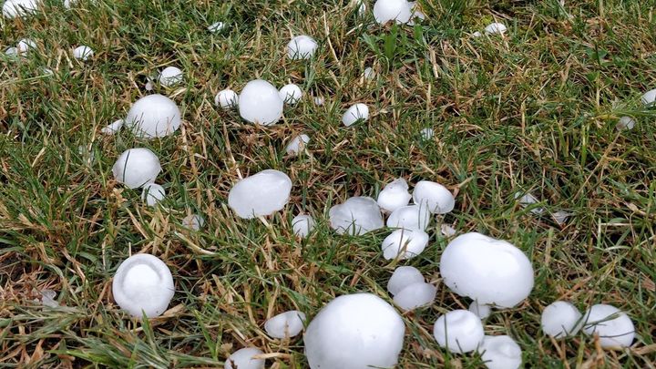O víkendu hrozí silné bouřky, meteorologové varují před kroupami a nárazy větru