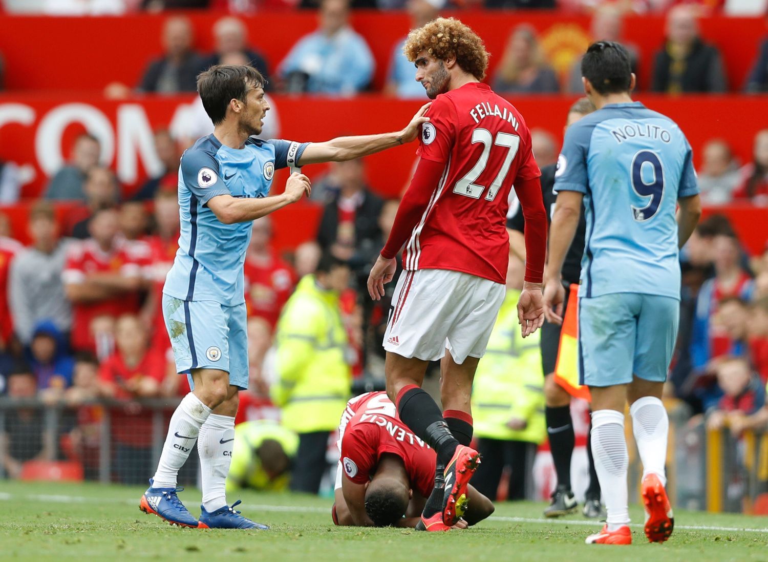 PL, Manchester United-Manchester City: Marouane Fellaini (27) - David Silva (vlevo)