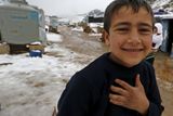 Dětem se sníh líbí. Chlapec Mohammed z Rakky si sněhovou nadílku zatím užívá.