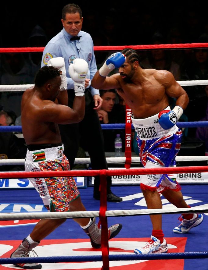 Britský boxer David Haye boxuje s Britem Dereckem Chisorou v mezinárodním mistrovství těžké váhy v londýnském Upton Parku v roce 2012.