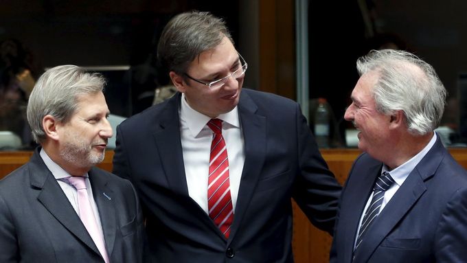 Zleva: Eurokomisař pro rozšíření Johannes Hahn, srbský premiér Aleksandar Vučić a lucemburský ministr zahraničí Jean Asselborn při zahájení přístupových rozhovorů.