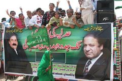 Pákistánská opozice slaví, odvolaní soudci se vrací