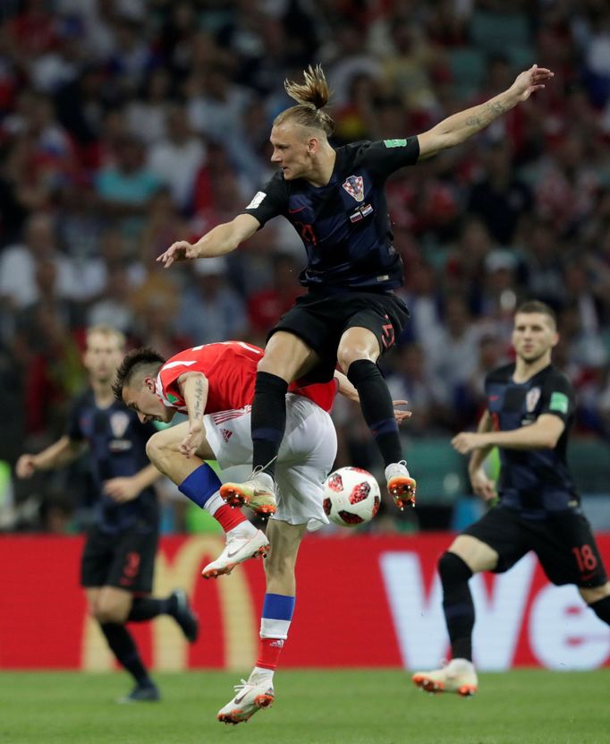 Domagoj Vida a Alexandr Golovin v zápase Rusko - Chorvatsko na MS 2018