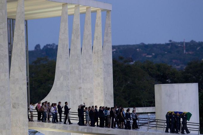 The coffin of architect Oscar Niemeyer leaves the Planalto Palace December 6, 2012. Niemeyer, a towering patriarch of modern architecture who shaped the look of modern Brazil and whose inventive, curved designs left their mark on cities worldwide, died late on Wednesday. He was 104. Niemeyer had been battling kidney and stomach ailments in a Rio de Janeiro hospital since early November. His death was the result of a lung infection developed this week, the hospital said, little more than a week before he would have turned 105. REUTERS/Ueslei Marcelino (BRAZIL - Tags: OBITUARY SOCIETY) Published: Pro. 6, 2012, 9:59 odp.