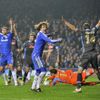 Hráči Chelsea reklamují ruku. V zápase s Neapolí kopal pak Lampard penaltu