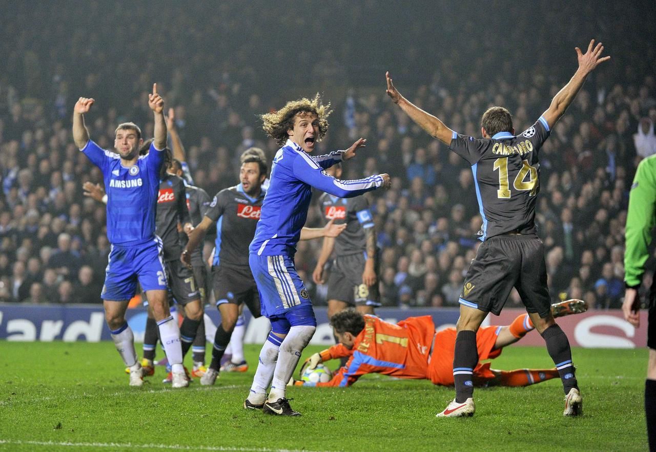 Hráči Chelsea reklamují ruku. V zápase s Neapolí kopal pak Lampard penaltu