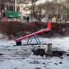Na hřišti mateřské školy v Charkově je vidět nevybuchlá raketa Grad.