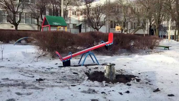 Na hřišti mateřské školy v Charkově je vidět nevybuchlá raketa Grad.