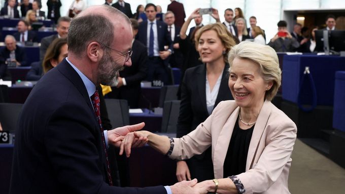 Šéf Evropské lidové strany Manfred Weber gratuluje Ursule von der Leyenové ke schválení nové Evropské komise, 27. listopadu 2024, Štrasburk.