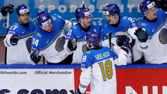 Alexander Volkov se raduje se spoluhráči z vítězné trefy