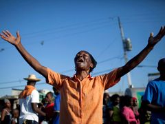 Modlitby a zpěv - tak vypadají mše v ulicích Port-au-Prince.