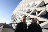 Dva stěžejní muži pro zimní stadion ve Strašnicích - vlevo Vítězslav Kus, zástupce investora, vedle něj Martin Holý, manažer projektu a hokejový trenér.