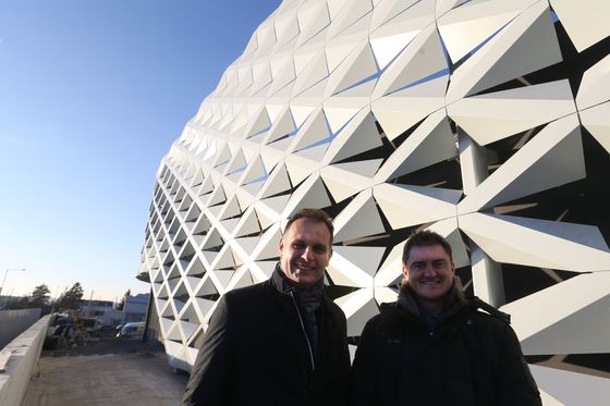 Vlevo zástupce investora Vítězslav Kus, vedle něj manažer projektu a hokejový trenér Martin Holý.