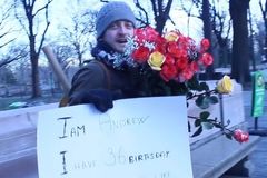 Čech baví New York: Rozdává květiny a nahý pozoruje měsíc