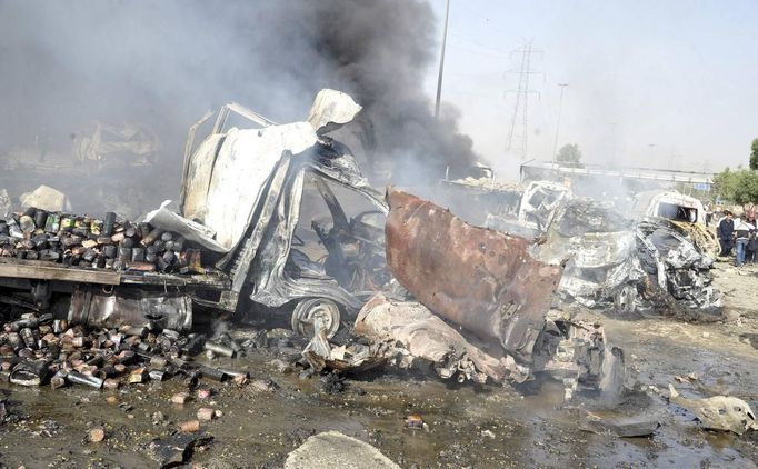 Mangled and smouldering vehicles are seen at the site of an explosion in Damascus May 10, 2012. Dozens of people were killed or wounded in two "terrorist explosions" which struck a southern district of the Syrian capital Damascus on Thursday, state television said. REUTERS/Sana/Handout (SYRIA - Tags: CIVIL UNREST POLITICS) FOR EDITORIAL USE ONLY. NOT FOR SALE FOR MARKETING OR ADVERTISING CAMPAIGNS. THIS IMAGE HAS BEEN SUPPLIED BY A THIRD PARTY. IT IS DISTRIBUTED, EXACTLY AS RECEIVED BY REUTERS, AS A SERVICE TO CLIENTS Published: Kvě. 10, 2012, 7:04 dop.