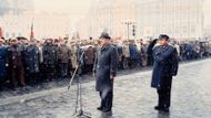 Miloš Jakeš  při oslavách výročí 40 let od komunistického puče v roce 1948. Staroměstské náměstí, Praha, 25. 2. 1988