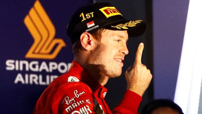 Sebastian Vettel slaví vítězství ve Velké ceně Singapuru formule 1.