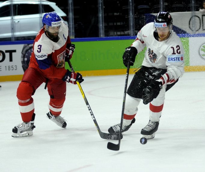 Radko Gudas brání Michaelu Rafflovi v postupu na českou branku