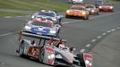 Emmanuele Pirro se svým Audi R10 v čele skupiny vozů při závodě 24 hodin v Le Mans.