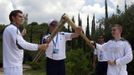 Spyridon Gianniotis (L), Greece's world champion of swimming, lights the torch held by Alexander Loukos (R), British boxer of Greek descent, during the Olympic torch relay at the site of ancient Olympia in Greece May 10, 2012. REUTERS/John Kolesidis (GREECE - Tags: SPORT OLYMPICS) Published: Kvě. 10, 2012, 9:54 dop.