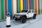 Jeep slaví 80 let elektrickou budoucností. Bateriová SUV budou lepší, tvrdí designér
