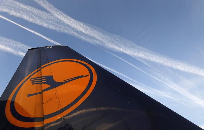 Air planes fly over the Fraport airport, next to a Lufthansa aircraft tail fin, in Frankfurt, September 4, 2012. Lufthansa passengers face widespread flight disruption after cabin crew representatives said they continue a series of strikes over pay and cost-cutting measures at Germany's largest airline. The UFO cabin crew member union, which represents around two-thirds of Lufthansa's 19,000 cabin crew, late on Thursday called on its members to strike from 0400 GMT to 1500 GMT on Tuesday in Frankfurt and Berlin. REUTERS/Kai Pfaffenbach (GERMANY - Tags: BUSINESS EMPLOYMENT CIVIL UNREST TRANSPORT) Published: Zář. 4, 2012, 6:25 dop.