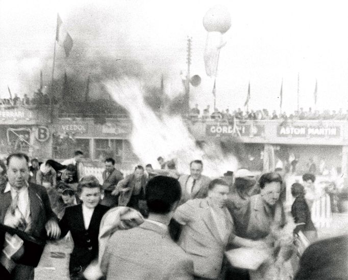 Tragédie na automobilové závodě Le Mans si v roce 1955 vyžádala 83 lidských životů.