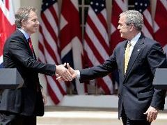 George Bush a Tony Blair na poslední společné tiskové konferenci v roce 2007.