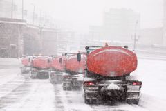 Sníh zasypal i Prahu. Nabouraná auta blokují dopravu