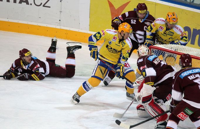 Hokejisté Sparty Praha (zleva) Ivan Rachůnek, Radek Philipp, Michal Neuvirth a Ari Vallin brání soupeře v utkání 8. kola Tipsport extraligy 2012/13 se Zlínem.