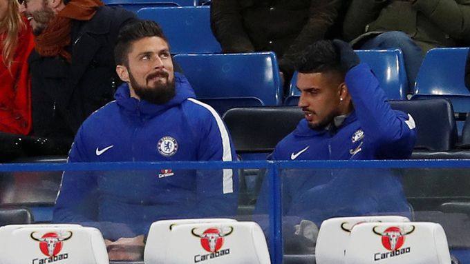 Olivier Giroud (vlevo) se dnes stal hráčem Chelsea, z výkonu svých nových spoluhráčů ale moc nadšený asi nebyl.