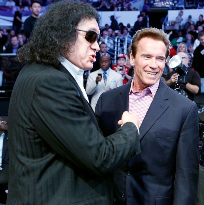 NBA - All Star - Gene Simmons a Arnold Schwarzenegger