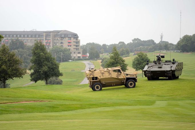 Velšský Newport, místo konání summitu NATO. Greeny zdejšího golfového hřiště "obsadila" vojenská technika.