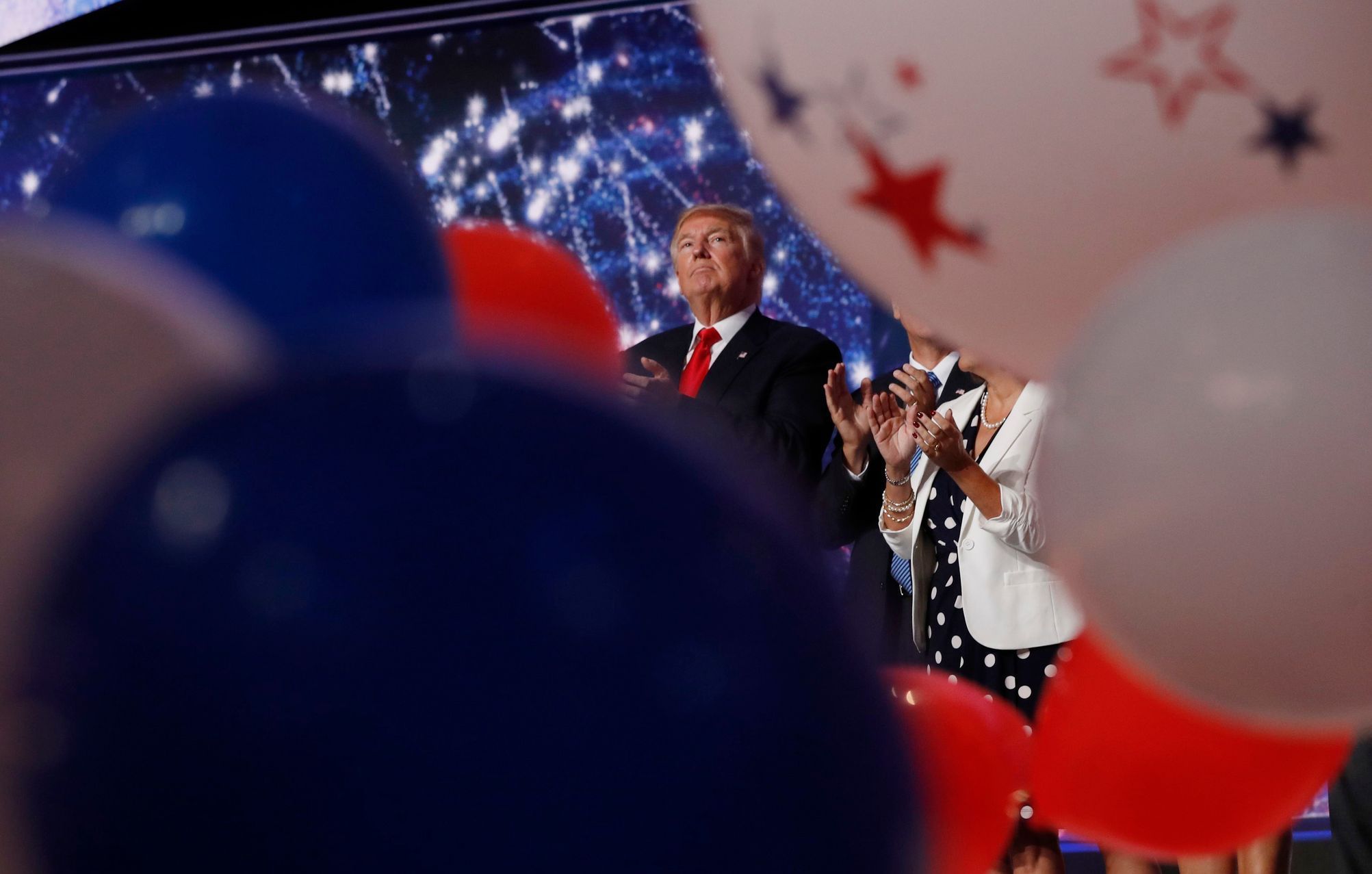 Trump v Clevelandu, obklopen balónky a slávou. A je dokonáno.