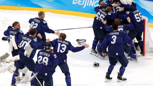 Finové slaví vítězství v olympijském turnaji po finále proti Ruskému olympijskému výběru
