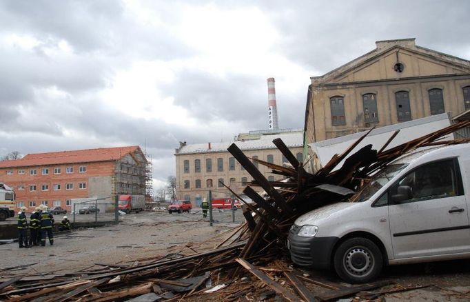 Část střechy se zde zřítila na automobily.