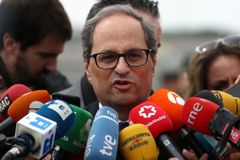 Katalánský premiér ustoupil Madridu a vyškrtl z vlády dva obviněné politiky