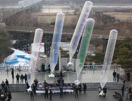 Jižni Korea: vypouštění balonů s letáky oslavujícími smrt Kim Čong-ila