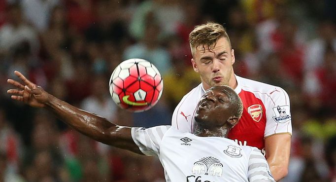 Finále  Asia Trophy, Arsenal-Everton: Calum Chambers - Arouna Kone (v bílém)