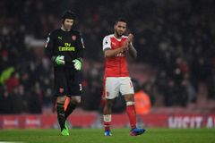 Arsenal doma padl s Watfordem. Liverpool obral o body Chelsea, Costa nedal penaltu
